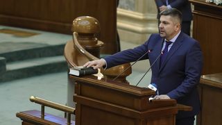 El este parlamentarul care a strigat &bdquo;Să vă fie rușine, CCR&rdquo;, &icirc;nainte ca Nicușor Dan să &icirc;și depună jurăm&acirc;ntul. Liviu Fodoca este membru POT