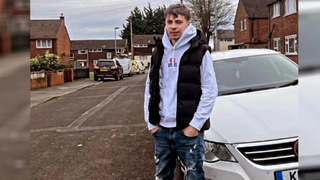 Gabriel a fost bătut pe stradă din cauza unor comentarii pe TikTok. Tânărul de 22 de ani a ajuns internat la spital: "Am multe răni la cap"