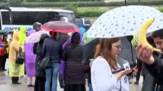 VIDEO &bdquo;Revoluție&rdquo; AUR cu o m&acirc;nă de oameni și multe banane: &bdquo;Nu vrem colonie! Nu vrem francezi!&rdquo; Ce a fost &icirc;n fața Parlamentului, &icirc;n timp ce Nicușor Dan &icirc;și depunea jurăm&acirc;ntul