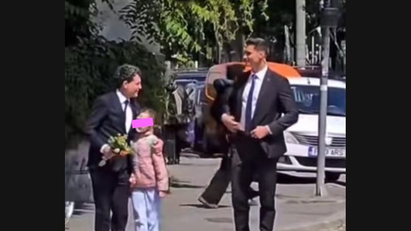 Nicușor Dan cu fiica la școală