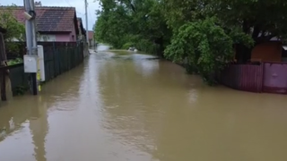 VIDEO Rom&acirc;nia, inundată din cauza ploilor abundente. Oamenii se tem de furia naturii: "Am mai pățit-o acum șapte ani, a fost apa de un metru douăzeci"
