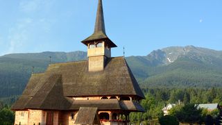 5 biserici de lemn din Maramureș pe care nu trebuie să le ratezi
