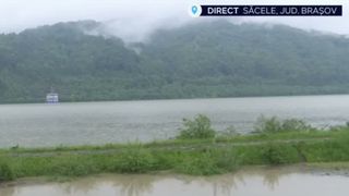 VIDEO Deversări controlate, de teama viiturilor. DN1, la un pas de a fi inundat pentru ca apa din Tărlung să nu inunde locuitorii din Săcele