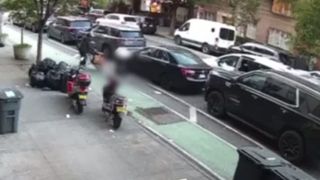 VIDEO O fetiță de trei ani a fost lovită cu bicicleta de un livrator. Cum s- a &icirc;nt&acirc;mplat accidentul