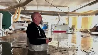 VIDEO Românii din mai multe județe sunt captivi de trei zile în mijlocul puhoaielor. Viitura a înghițit totul în cale, iar oamenii sunt temători: "E apa până la șold. Toată agoniseala de o viață..."