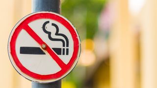 VIDEO Franța interzice fumatul pe plaje și &icirc;n parcuri