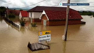 VIDEO &bdquo;E compromis tot&rdquo;. Prizonieri &icirc;n mijlocul puhoaielor. &Icirc;n Covasna, apele au distrus diguri și au ajuns &icirc;n casele oamenilor