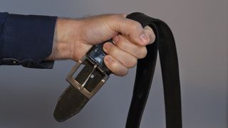 O femeie din Iași și-ar fi bătut cu cruzime copilul minor. Plin de v&acirc;nătăi, acesta a fugit de acasă. Bunica maternă, complice la bătaie: "L-au lovit, una cu o curea și cealaltă cu alta"&nbsp;