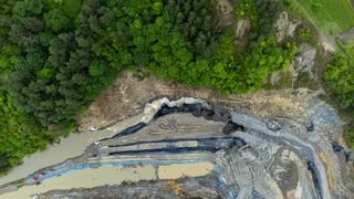 VIDEO Situație critică la Salina Praid: Au apărut mai multe cratere deasupra minei. Autoritățile iau măsuri suplimentare