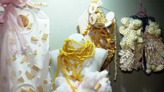 VIDEO „Este un experiment dulce, vizual și gustativ”. Colecție de haine cu elemente comestibile