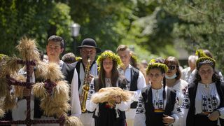 Tradiții de S&acirc;nziene din Maramureș: Sărbătoarea se mai numește și &bdquo;Amuțitul cucului&rdquo;