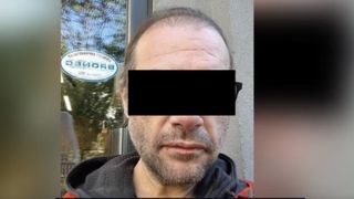 VIDEO Un fost pușcăriaș, acuzat&nbsp;de&nbsp;viol&nbsp;și&nbsp;pedofilie, dă t&acirc;rcoale grădinițelor. Părinții sunt &icirc;ngroziți