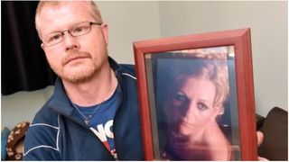 A fost condamnat la &icirc;nchisoare pe viață după ce și-a &icirc;ngropat soția sub scările interioare ale casei