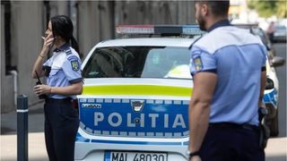 VIDEO O tânără de 22 de ani, salvată de poliție din propriul apartament. Vecinii au dat alarma după ce un bărbat de 45 de ani a dat buzna peste ea. Cine e agresorul și ce acuzații i se aduc