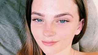 O tânără de 17 ani a dispărut în drum spre aeroport. Colegii ei de apartament, arestați de poliție