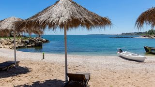 VIDEO „Le spunem să nu mai stea așa mult la soare”. Atrași de mare și plajă