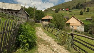 Satul dintre munți din județul Neamț, o oază de relaxare pentru turiști. Cum poți ajunge acolo?