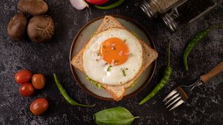 C&acirc;t costă două ouă ochiuri pe litoral. Prețurile sunt uriașe