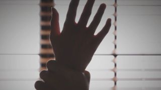 VIDEO „Victimele sunt blocate într-un astfel de abuz”. Agresată de soț în fața copilului