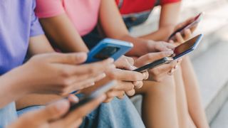 VIDEO &bdquo;E o idee foarte bună&rdquo;. Proiect - fără conturi pe net p&acirc;nă la 16 ani