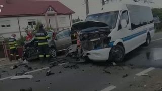 VIDEO Microbuz lovit, 10 persoane rănite
