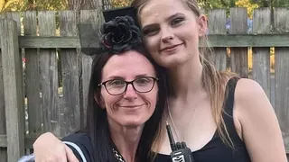 Phoebe, alături de mama ei