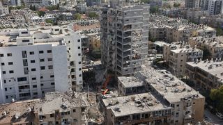 Sute de oameni fug din calea războiului, din Iran. Mărturia unui american, după ce a ajuns &icirc;n Azerbaidjan: "Sunt cozi lungi. Este foarte &icirc;nfricoșător"