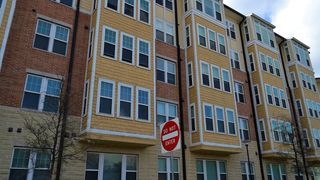 O mamă cu patru copii, dintre care unul cu dizabilități, evacuată din apartament după ce nu a plătit chiria. Familia, cazată de primărie într-un hotel: "Din cauza problemelor de sănătate, nu am reușit să găsesc un loc de muncă"