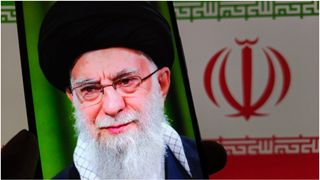 VIDEO Ayatollahul Ali Khamenei &icirc;i răspunde lui Trump: "Iranul nu se predă niciodată". Cum a reacționat liderul SUA