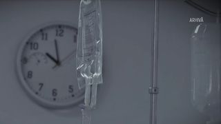 VIDEO &bdquo;Erau &icirc;mpinși, c&acirc;te o palmă &icirc;n cap&rdquo;. Bolnavi pălmuiți și răniți cu m&acirc;ncare expirată