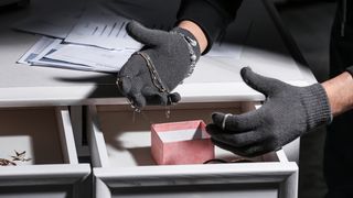 VIDEO „Pasionat” de atacuri în serie la bijuterii