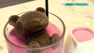 VIDEO Latte-ul roz, băutura verii. O cafenea din Timișoara a devenit virală datorită acestei cafele