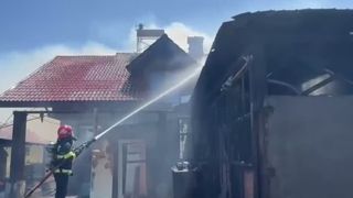 VIDEO Incendii scăpate de sub control în sudul țării. Mai multe case au fost cuprinse de flăcări