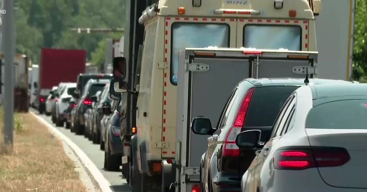 Vama Ruse VIDEO „S-au găsit să înceapă lucrările”. Cozi kilometrice la vama ...