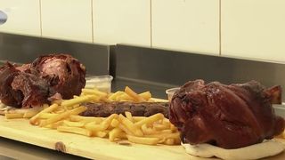 VIDEO &bdquo;N-ai cum să reziști&rdquo;. Fast-food cu ciolan la sat