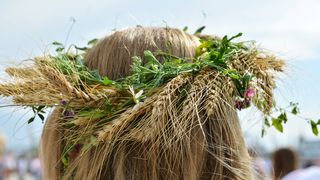 VIDEO &bdquo;&Icirc;mi place să păstrez tradițiile&rdquo;. S&acirc;nzienele, cea mai frumoasă sărbătoare din vară