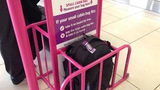 VIDEO Bagajul de m&acirc;nă, gratuit - propunere controversată dată de Parlamentul European. Companiile amenință că vor mări prețurile biletelor