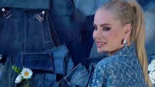 VIDEO &bdquo;&Icirc;mi plac și acum petrecerile&rdquo;. Vedetele au petrecut &icirc;n stil retro