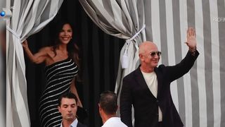 VIDEO Jeff Bezos și logodnica, relaxați &icirc;nainte de nuntă