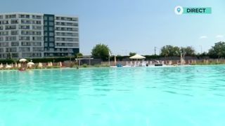VIDEO Cum se răcoresc bucureștenii pe caniculă? Mulți aleg să meargă la piscina care seamănă cu o plajă