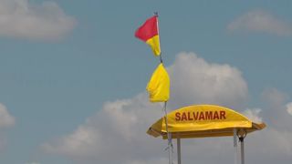 Steag roșu pe litoral. Un turist salvat de la înec