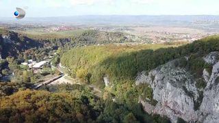 Relaxare la piscină lângă cascada din peșteră