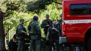 VIDEO Un lunetist a ucis doi pompieri după ce a declanșat intenționat un incendiu