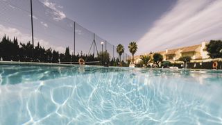 Simona, o copilă de 8 ani, a murit înecată într-o piscină, în Italia. Martorii fac dezvăluiri cutremurătoare: "Era vânătă la față și cu spume la gură"