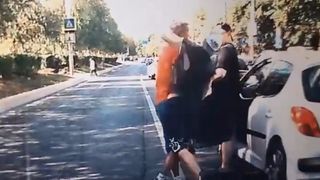 Scene șocante în București! Un bărbat, bătut în plină stradă, după o ceartă în trafic