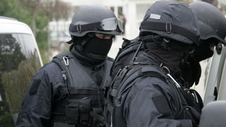 Funcționari publici, acuzați de eliberare frauduloasă de acte de identitate românești. Sute de percheziții în Botoșani