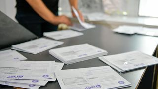 VIDEO Bugetarii amenință că blochează țara, după ce sporurile care le dublau salariile le-au fost tăiate