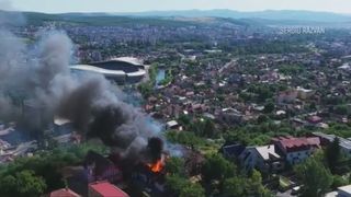 VIDEO Gospodării mistuite de flăcări! Fumul s-a observat de la kilometri distanță