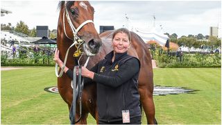 Tragedie în lumea sportului. O fostă campioană a fost lovită de un cal cu copita în cap