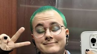 Eelaz Biarneix, din familia regală, se definește ca non-binar